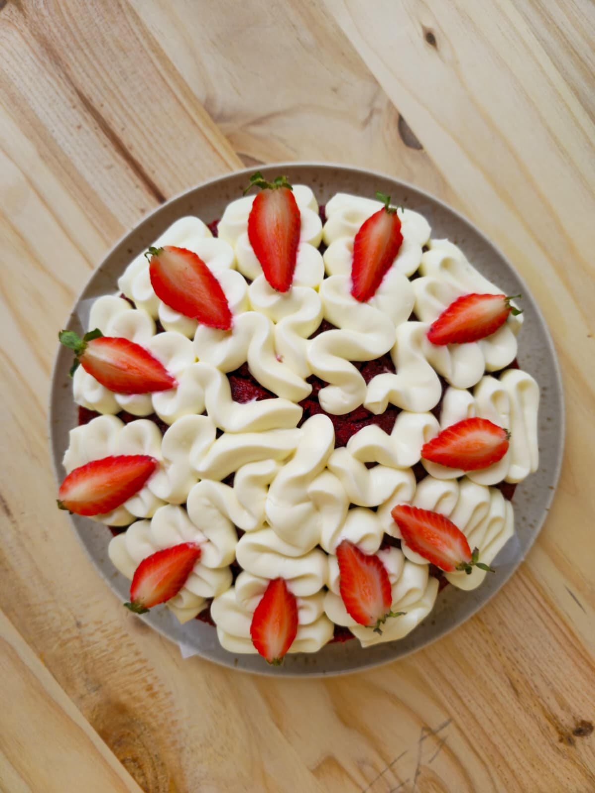 Red velvet com cobertura de cream cheese ou brigadeiro branco