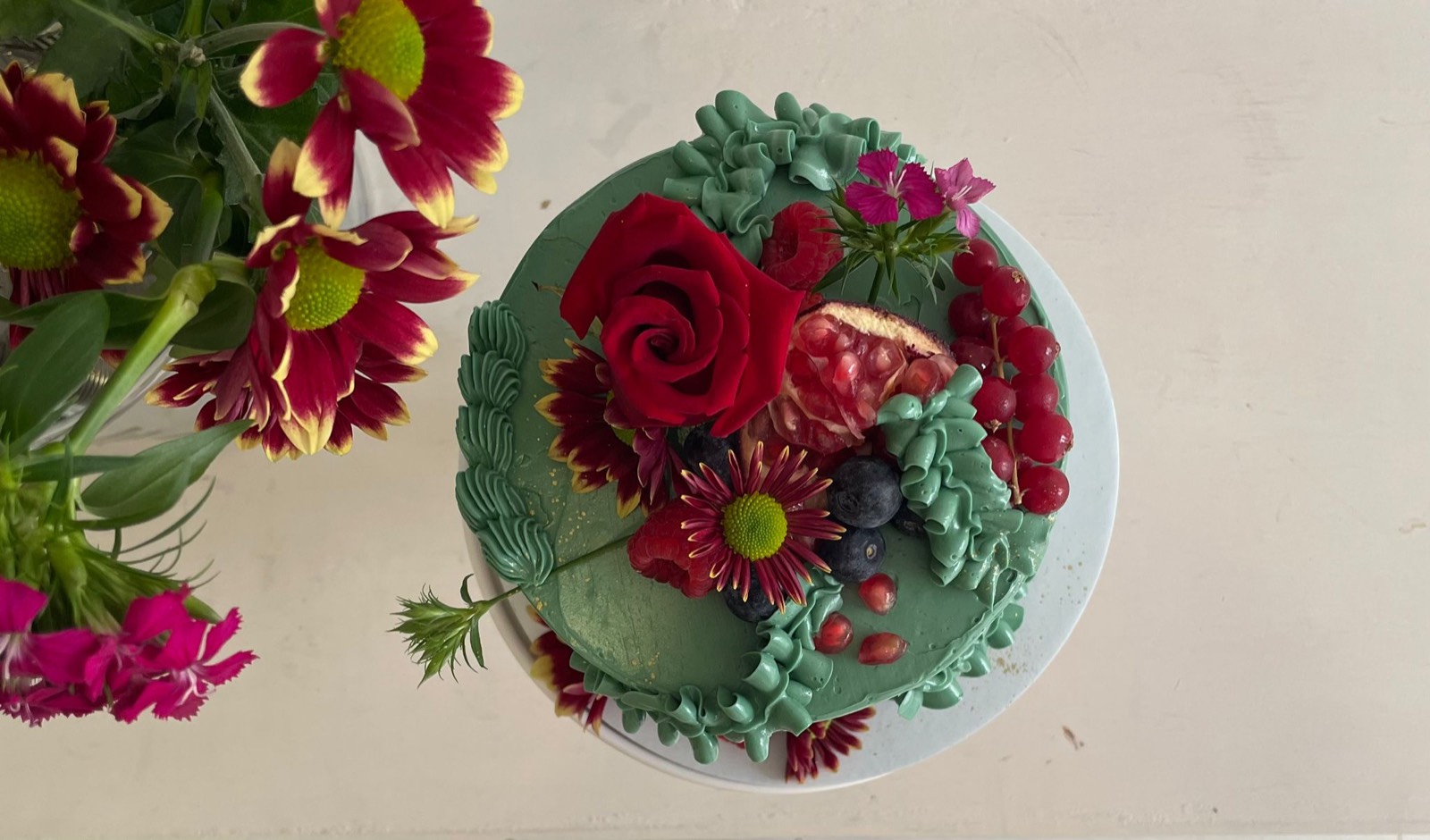 Bolo com flores frescas