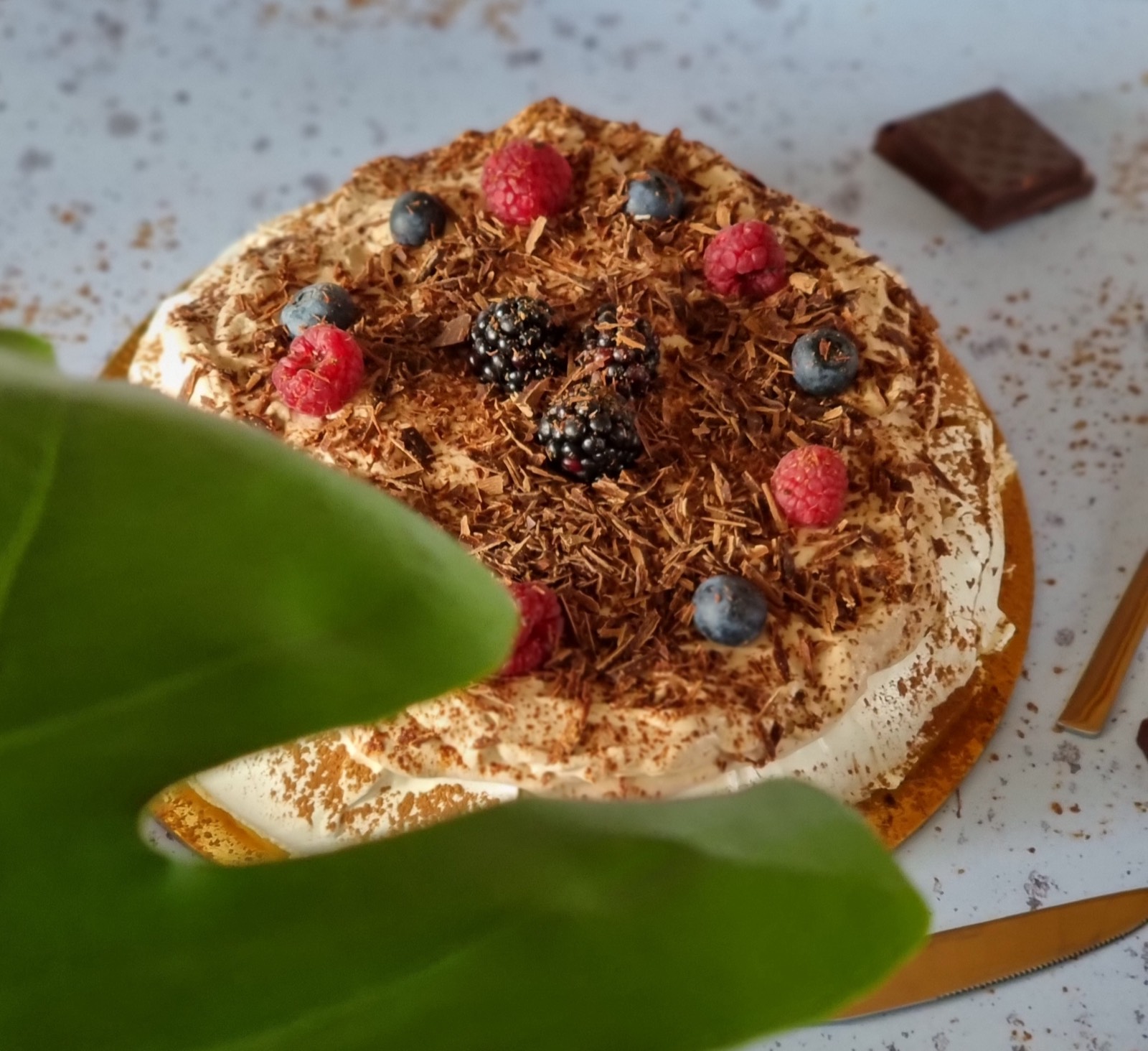 Pavlova de chocolate e frutos vermelhos