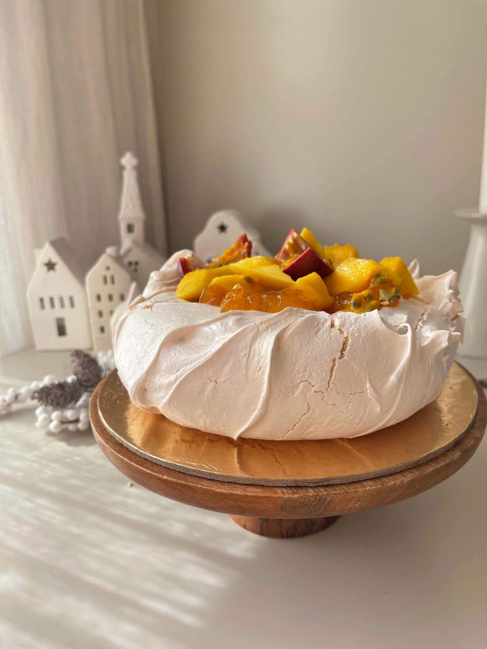 Pavlova com creme de limão e frutas amarelas